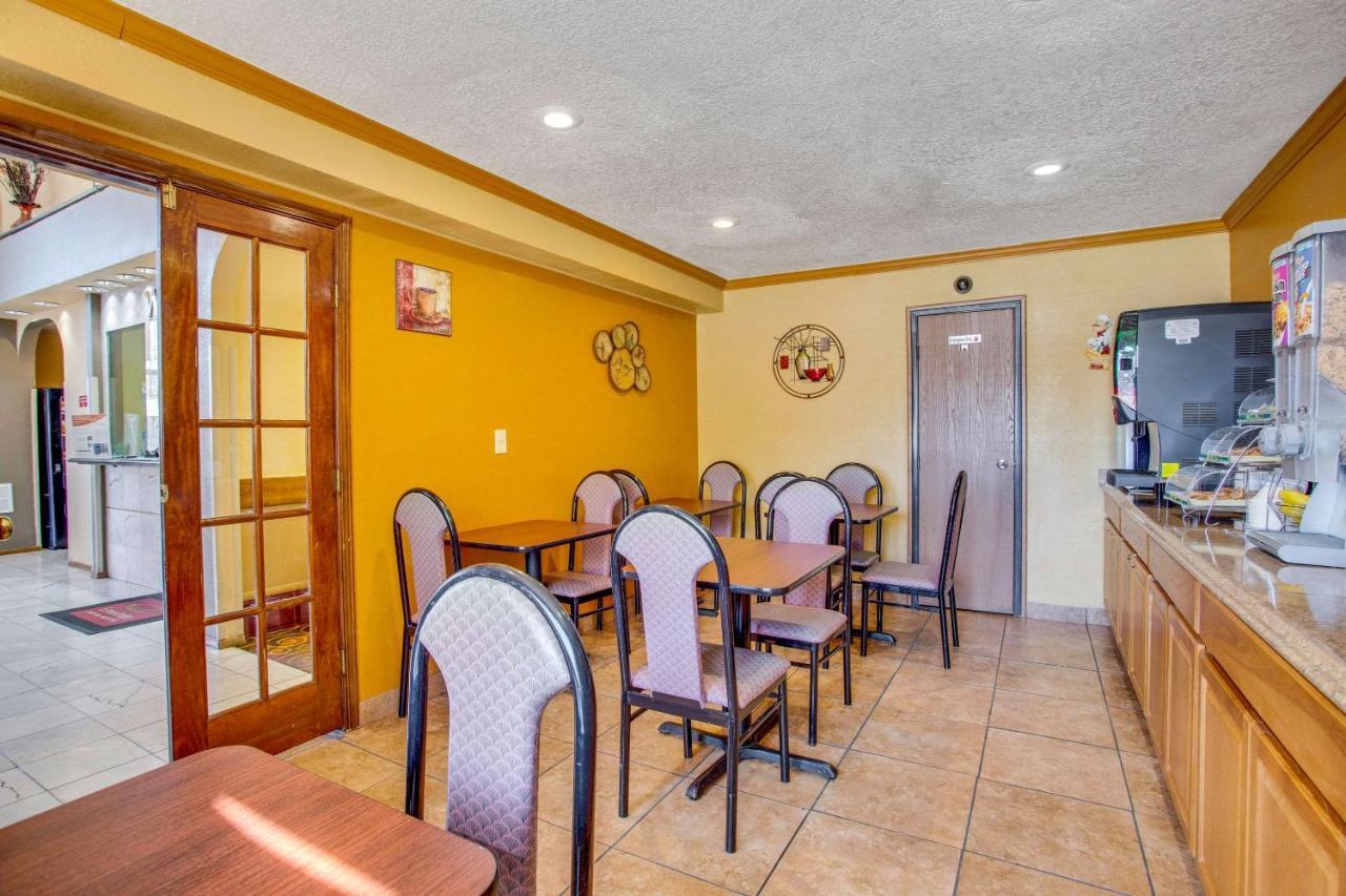 Econo Lodge Inn & Suites Albuquerque East I-40 Eubank Exit Dış mekan fotoğraf